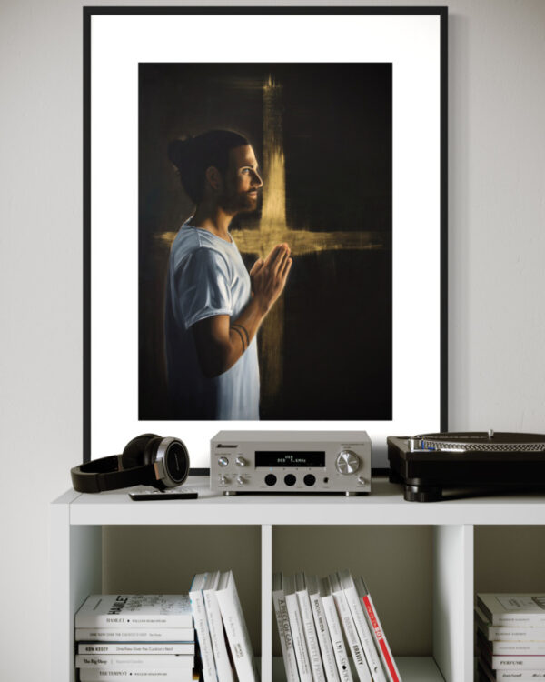 Ein goldenes Kreuz-Kunstwerk von Jesus, das über einem modernen Regal hängt
