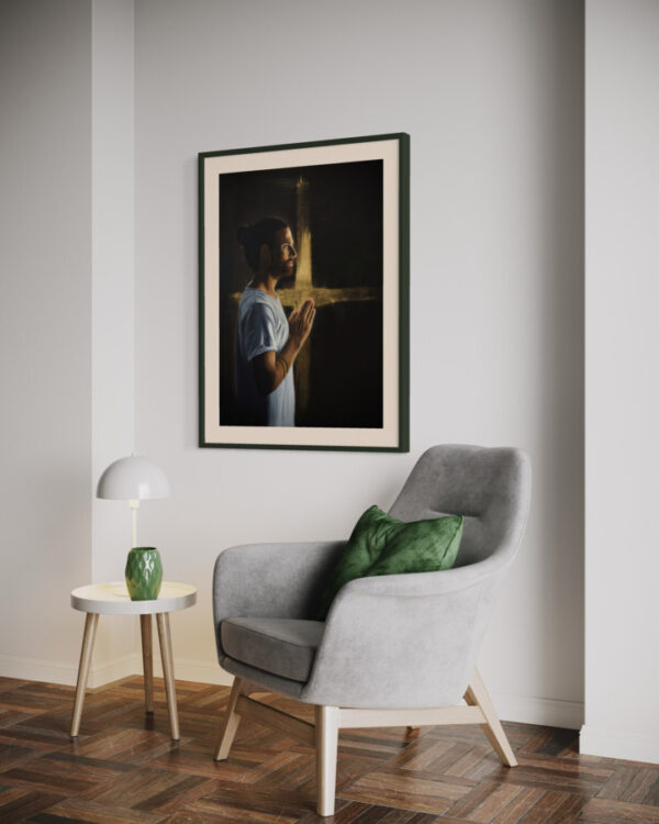 Ein Gemälde von Jesus Golden Cross neben einem modernen grauen Sessel in einem minimalistischen Raum